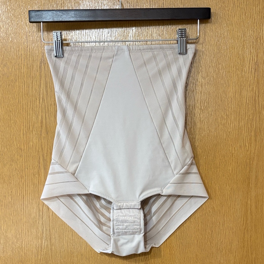 Leonisa Invisible Firm Control Shapewear-M